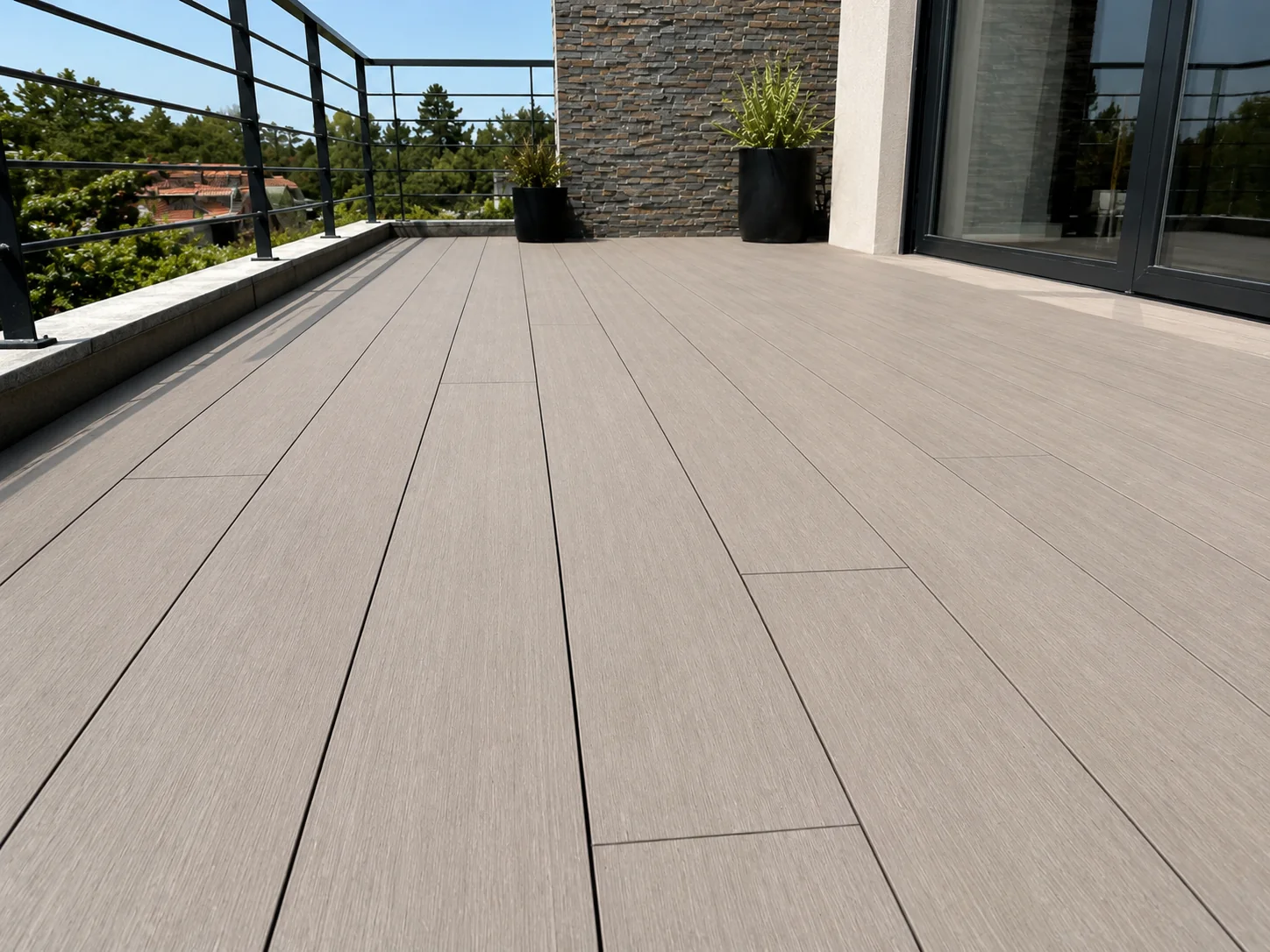 Superficie de deck exterior en una terraza con baranda metálica